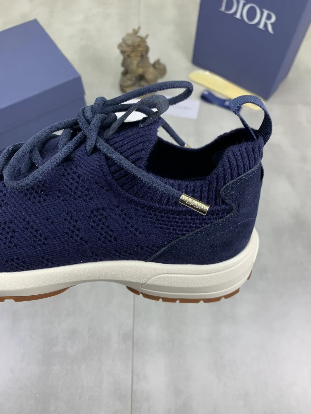 Men's men's shoes P400 new Dior Tech sneakers 2026 early spring series new products, with fashionable details, highlighting retro aesthetics. The fly-knit upper is spliced ​​with the sides of apricot transparent mesh fabric, and the leading edge of the upper window is laminated with high-frequency flat ironing and counter-pressure. The original craftsmanship is beautiful, comfortable and does not fall off. The interior is made of tonal sheep lining, which is soft and comfortable. The heel and tongue are embellished with the Paris logo. The textured TPU soles with the same tonal logo add to the high-end style.  Code number: 38-45 (46 customized)